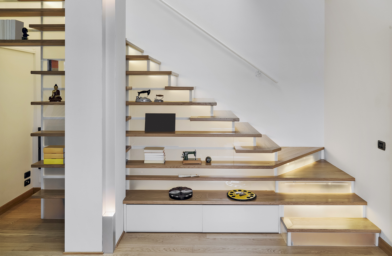 ideias decoração embaixo escada pequena