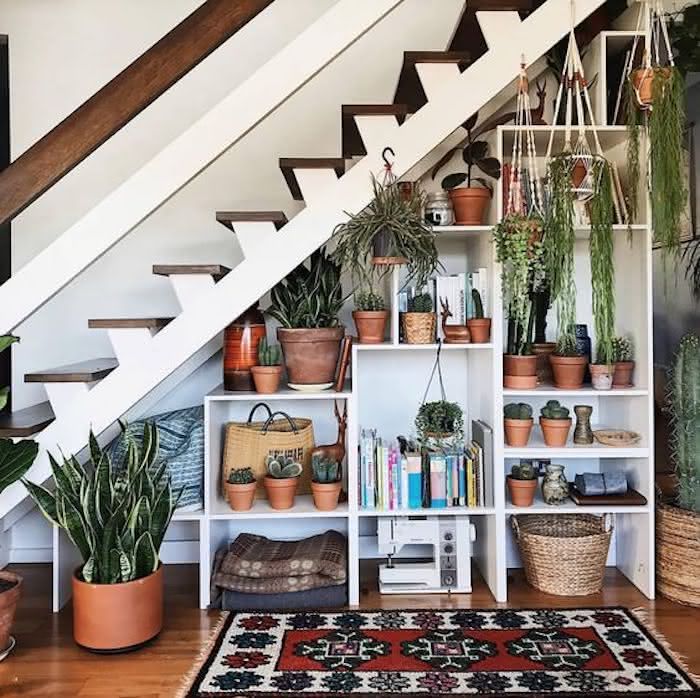ideias criativas decoração embaixo escada vazada
