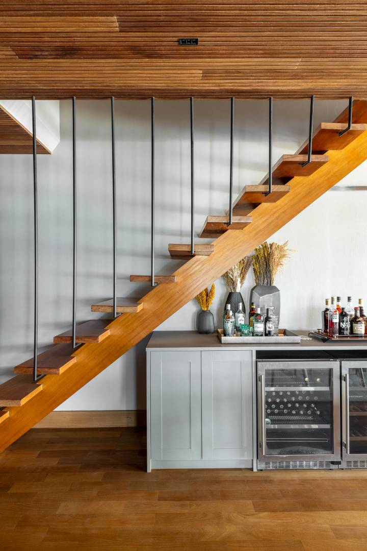 ideias criativas decoração embaixo escada vazada