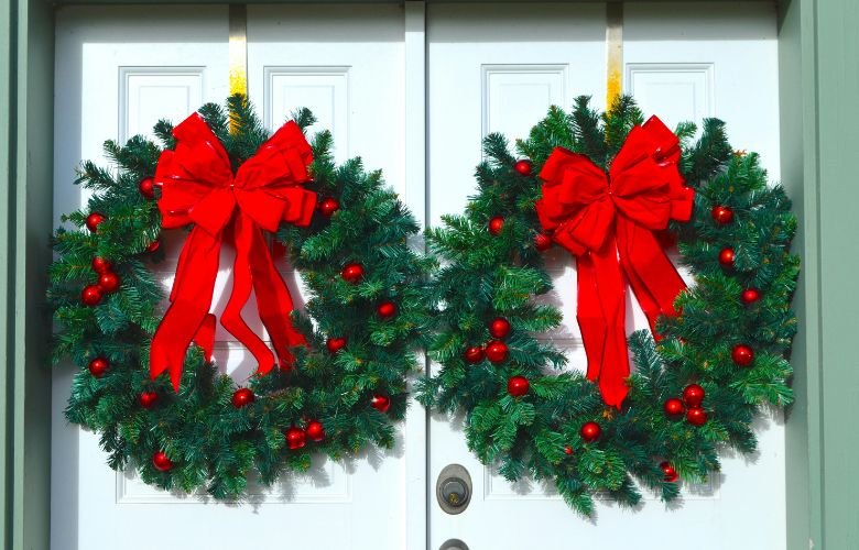 ideias criativas de decoração externa de natal para casas simples