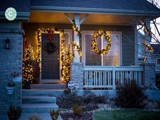 decoração externa de natal para casas simples vs. casas grandes