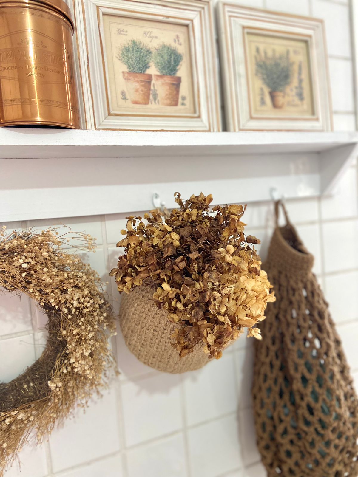 ideias de decoração farmhouse para sala de estar pequena