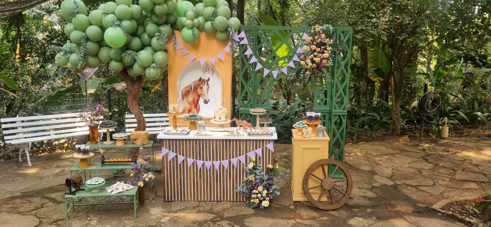 decoração floresta encantada versus tropical chic