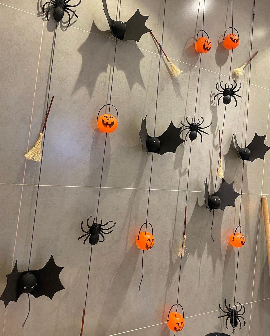5 Ideias de Decoração de Halloween com Materiais Recicláveis
Como Fazer Fantasmas de Halloween com Bexiga e Gaze
Morcegos de Papel: Crie uma Revoada Assustadora
Iluminação de Halloween: Lanternas Criativas com Potes de Vidro
Decoração de Entrada para Halloween: Dicas para Impressionar