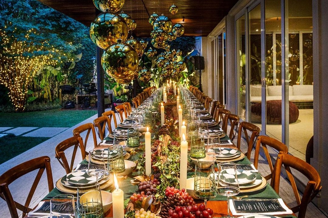 decoração de mesa de natal com pinhas e velas