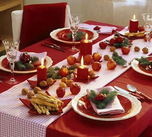 decoração de mesa de natal com pinhas e velas