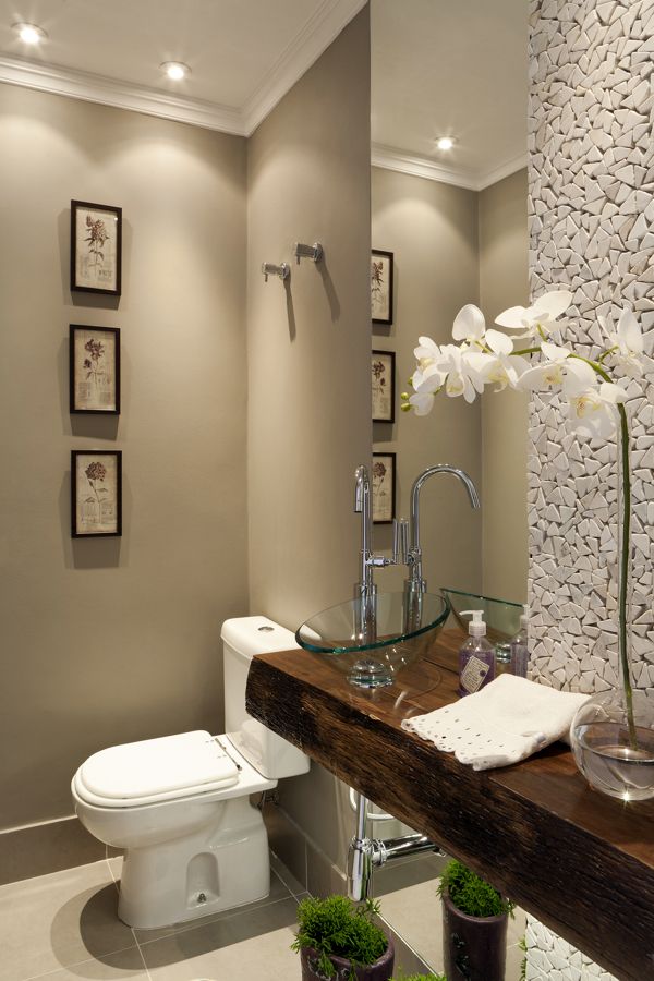 lavabo pequeno simples com papel de parede