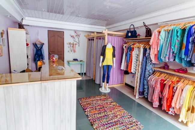 decoração loja de roupa feminina pequena e simples