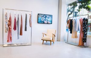 como decorar loja de roupa feminina pequena