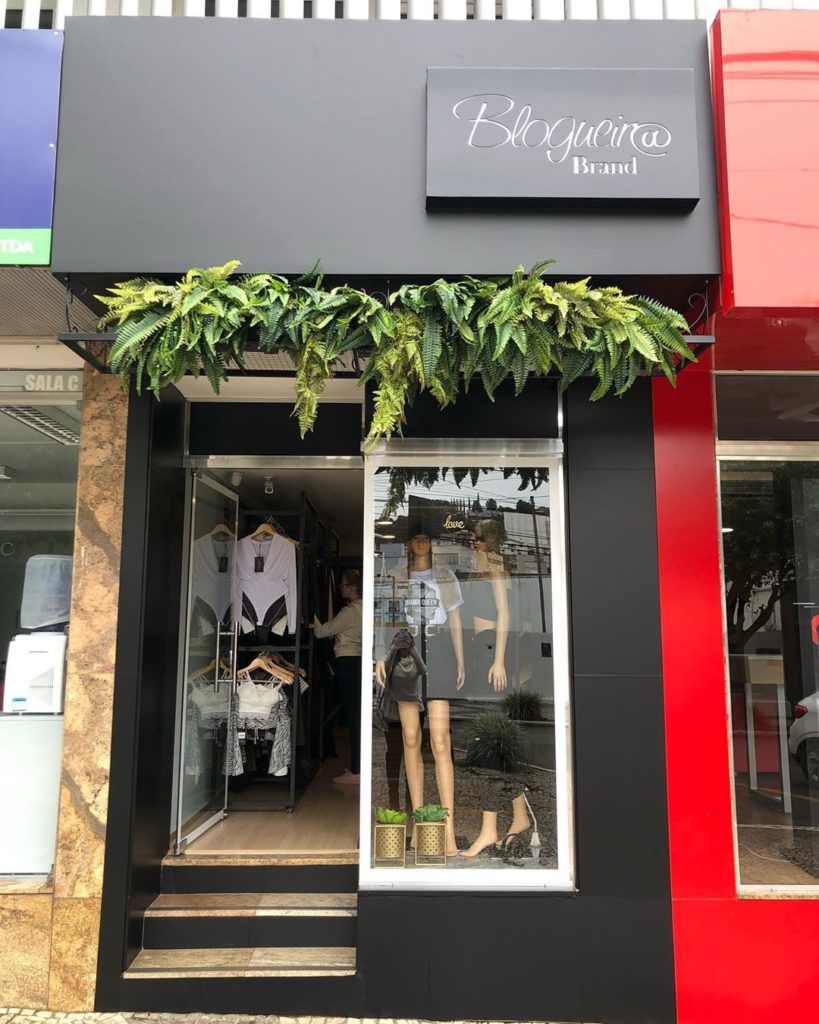móveis para loja de roupa feminina pequena
