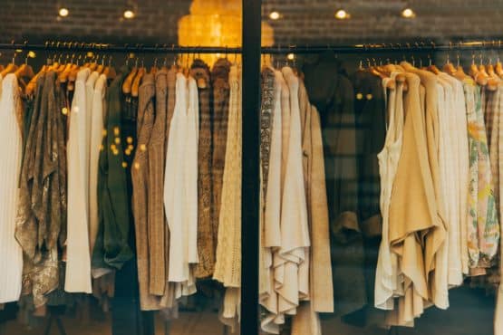 tendências decoração loja de roupa feminina 2026