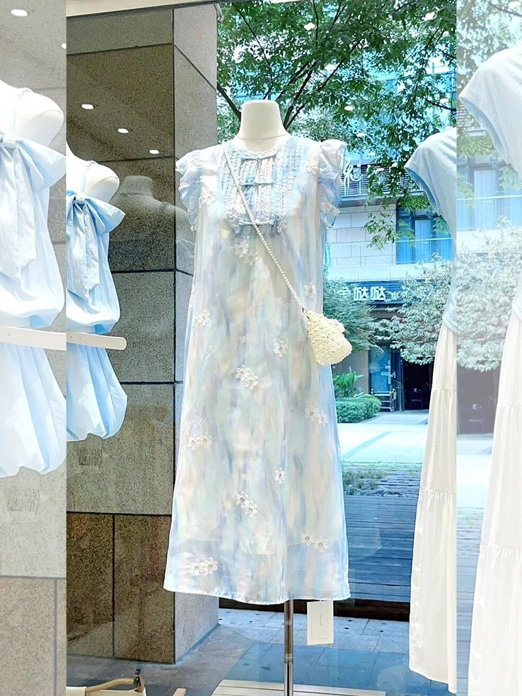 decoração loja de roupa feminina pequena e simples