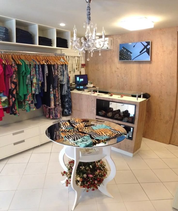 layout loja de roupa feminina pequena