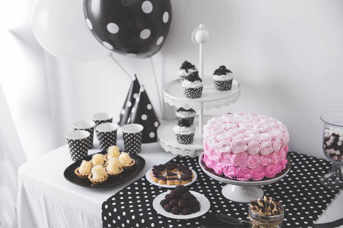 decoração mesa aniversario simples feminino