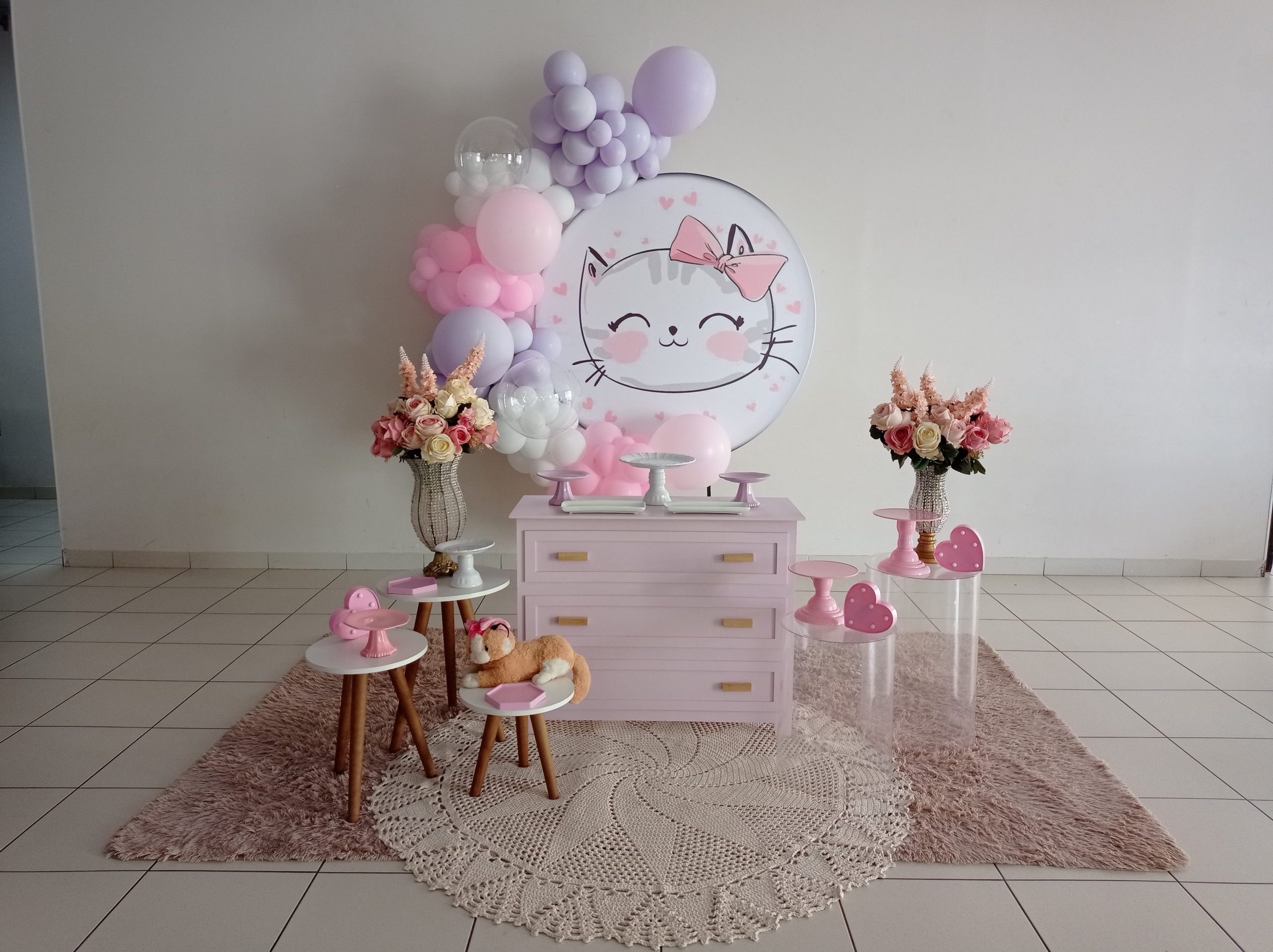 decoração mesa aniversário simples feminina com balões