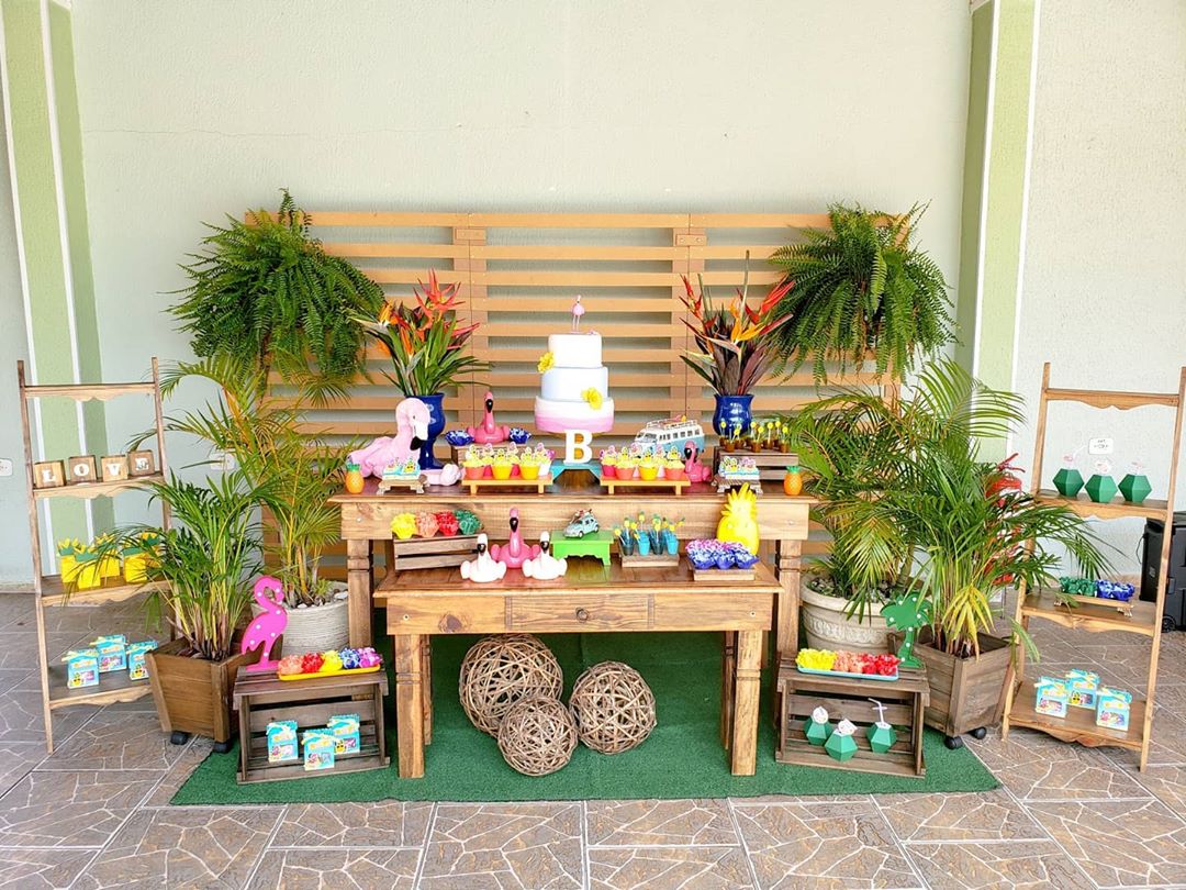 como fazer centro de mesa pool party flamingo