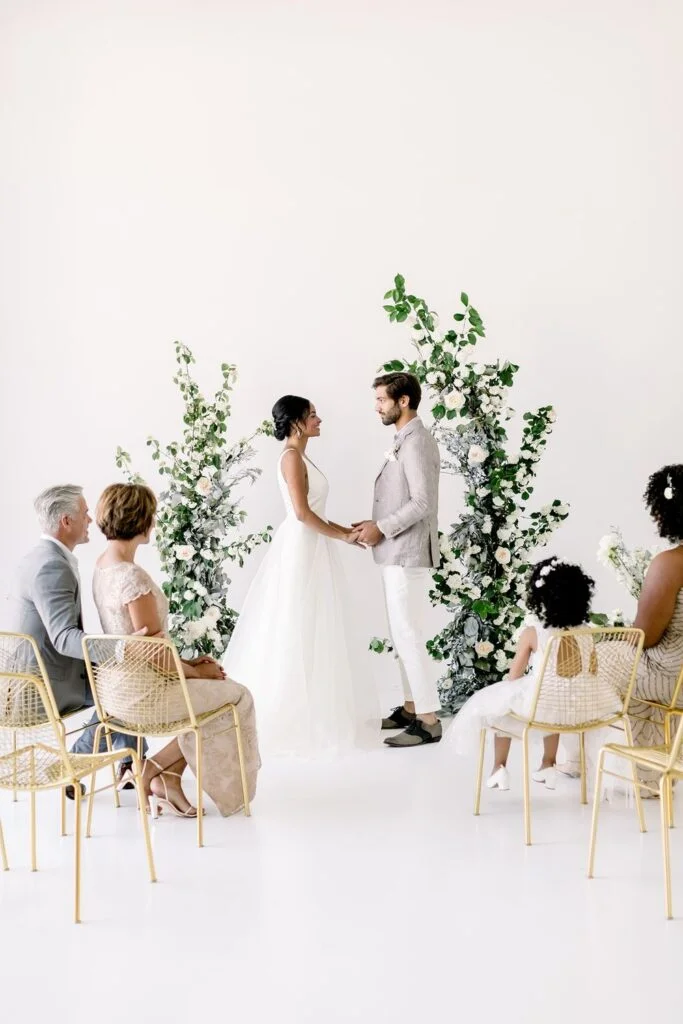 como fazer arranjos florais minimalistas para casamento