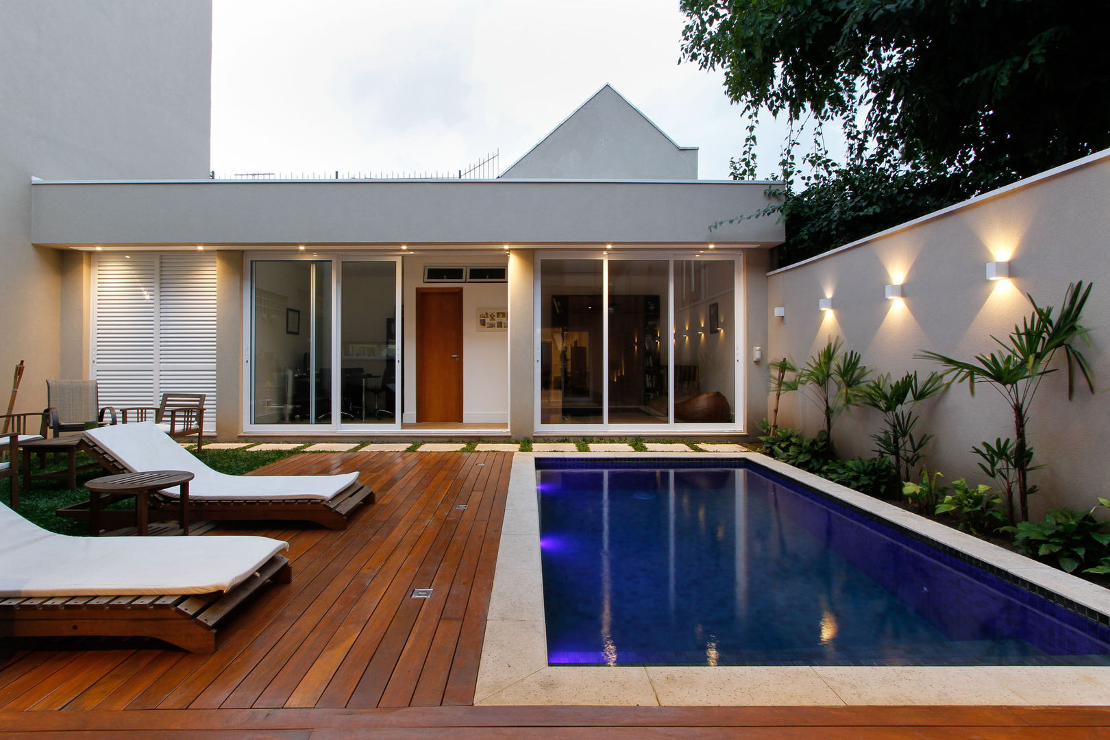 muro piscina com porcelanato amadeirado
