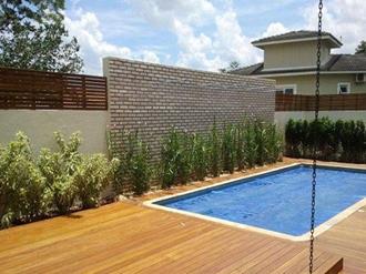 muro piscina com arandelas LED