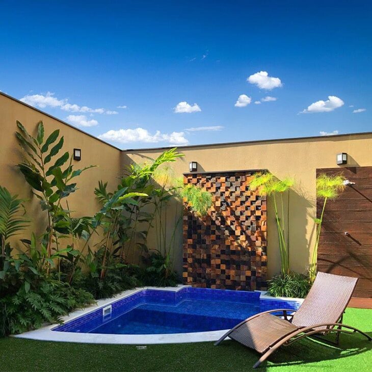 decoração muro piscina moderno