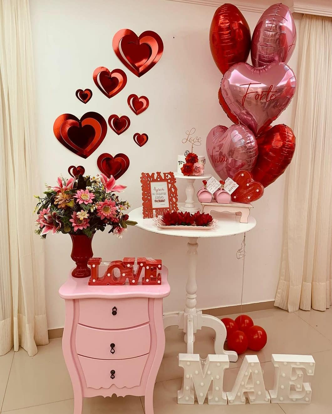 decoração simples versus elaborada dia das mães igreja