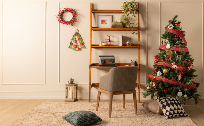 decoração de mesa de escritório com tema natalino