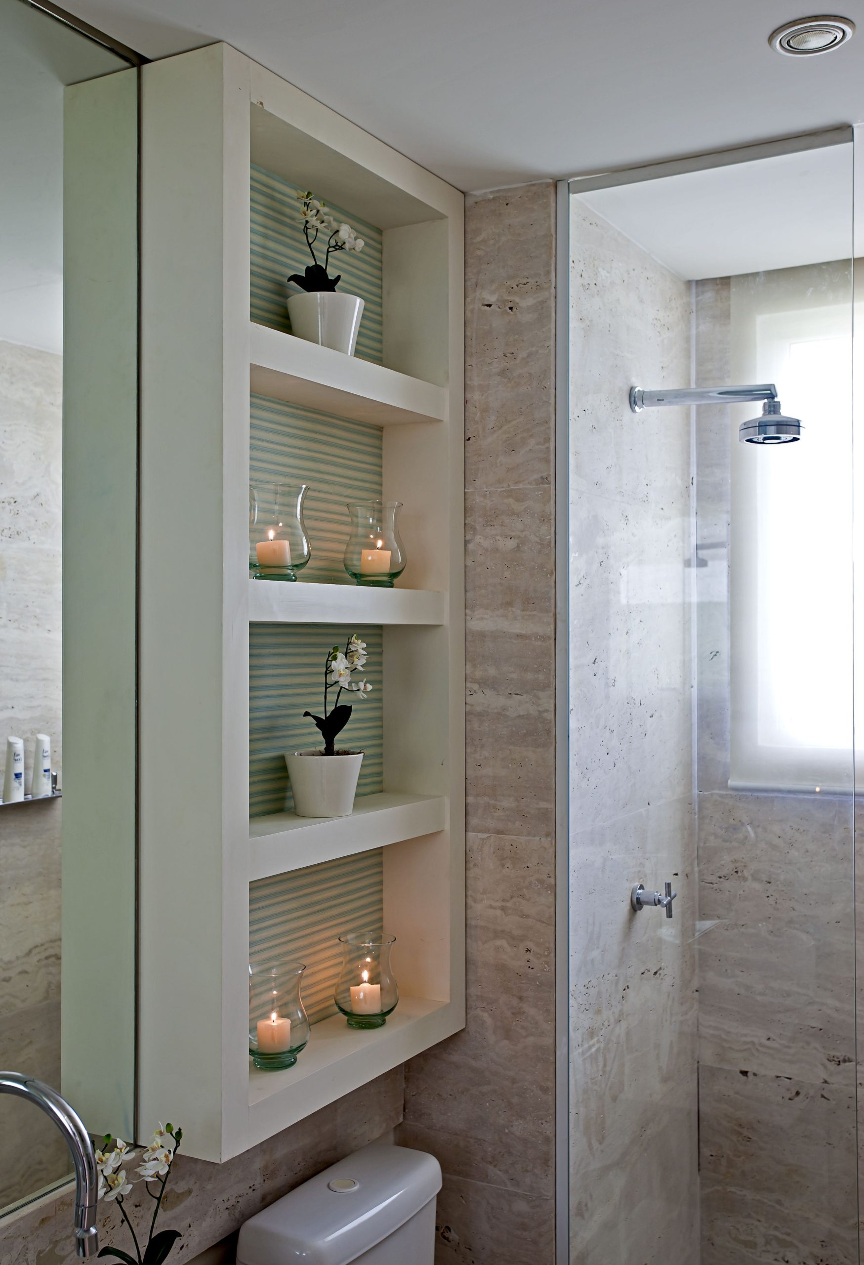 nicho de porcelanato vs nicho de madeira para banheiro