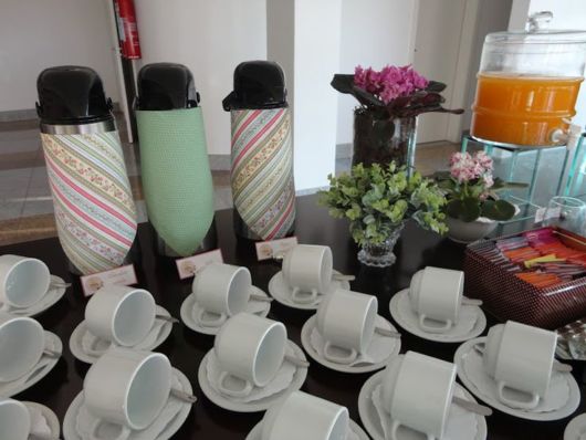 como decorar mesa chá da tarde com flores