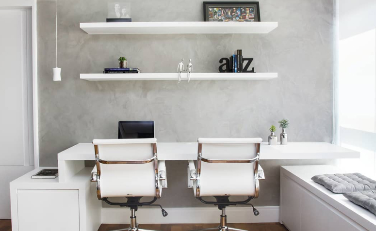 como usar prateleiras em escritório pequeno