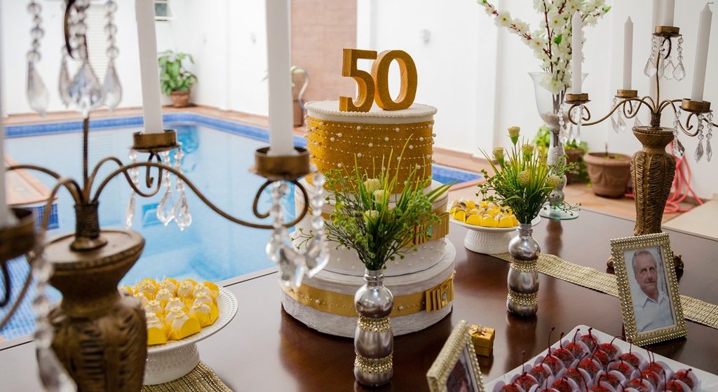 bodas de esmeralda vs bodas de ouro decoração