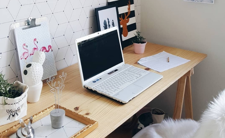 erros comuns na decoração de mesa de escritorio feminino