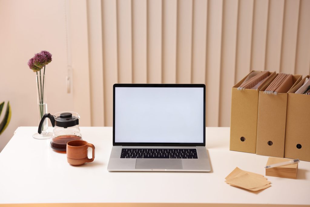 erros comuns ao decorar mesa de escritório