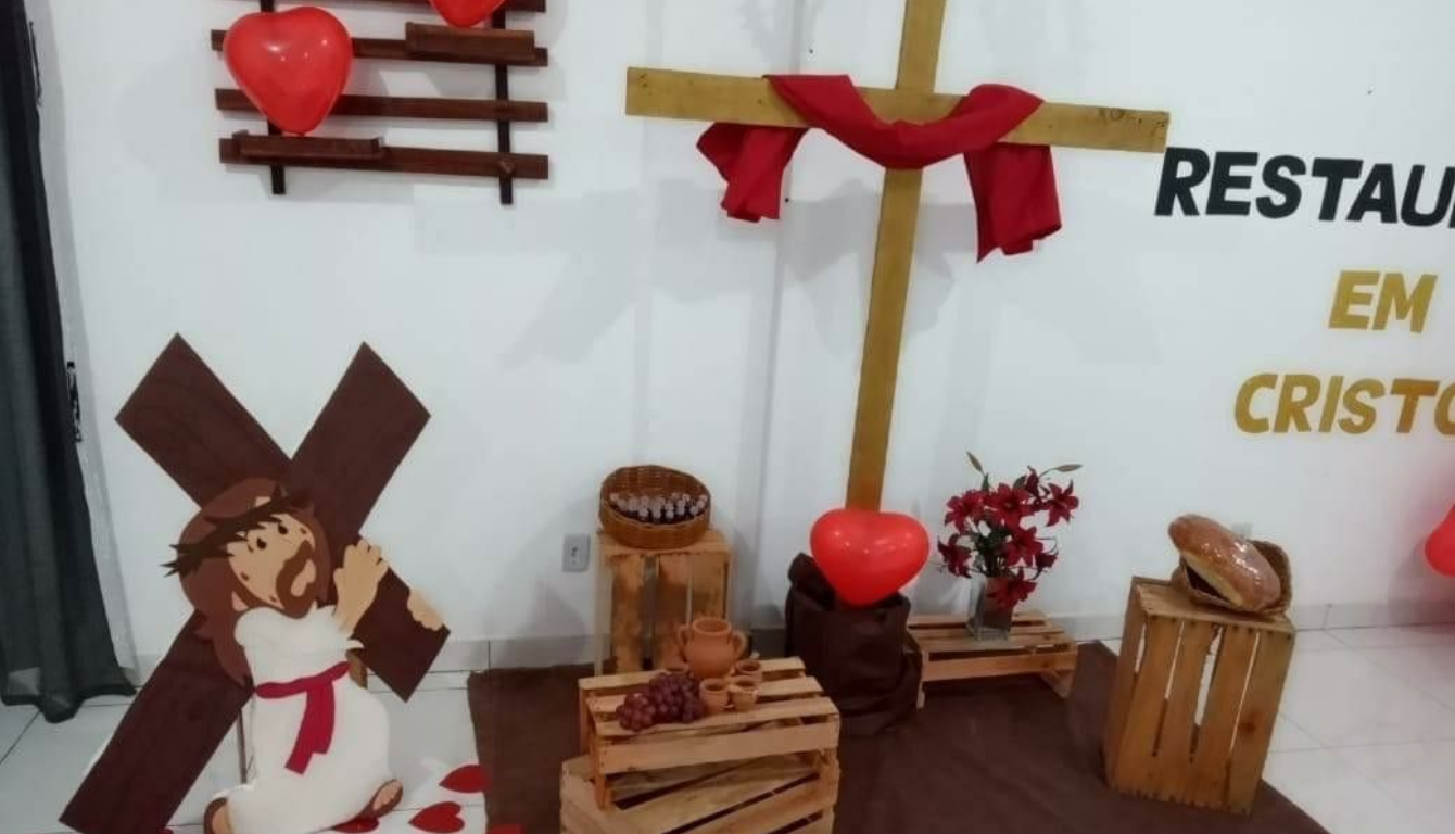 decoração altar noite de louvor com flores