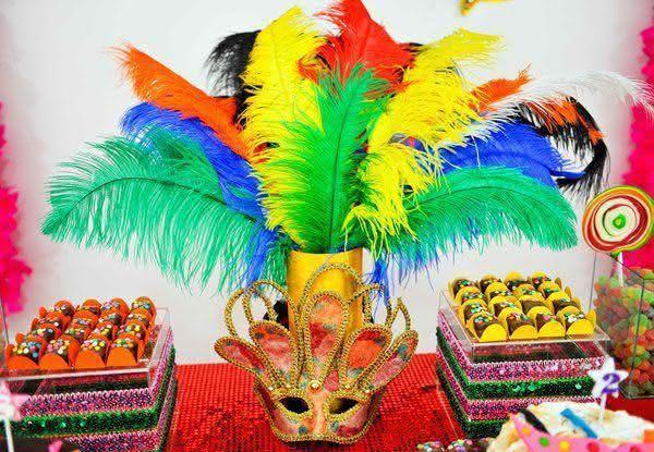 decoração de carnaval barata vs. decoração de luxo