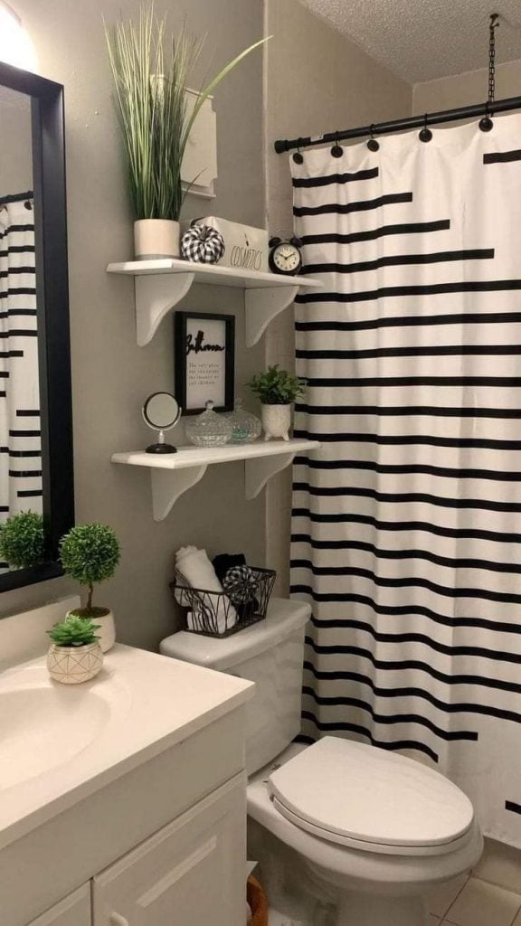 ideias criativas para decorar prateleiras de banheiro