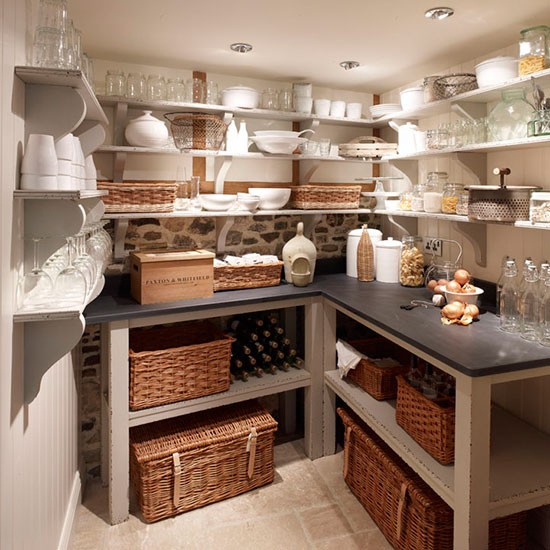 erros comuns ao decorar prateleiras de cozinha