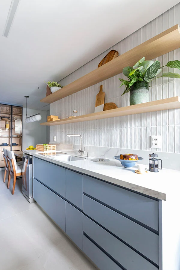 erros comuns ao decorar prateleiras de cozinha
