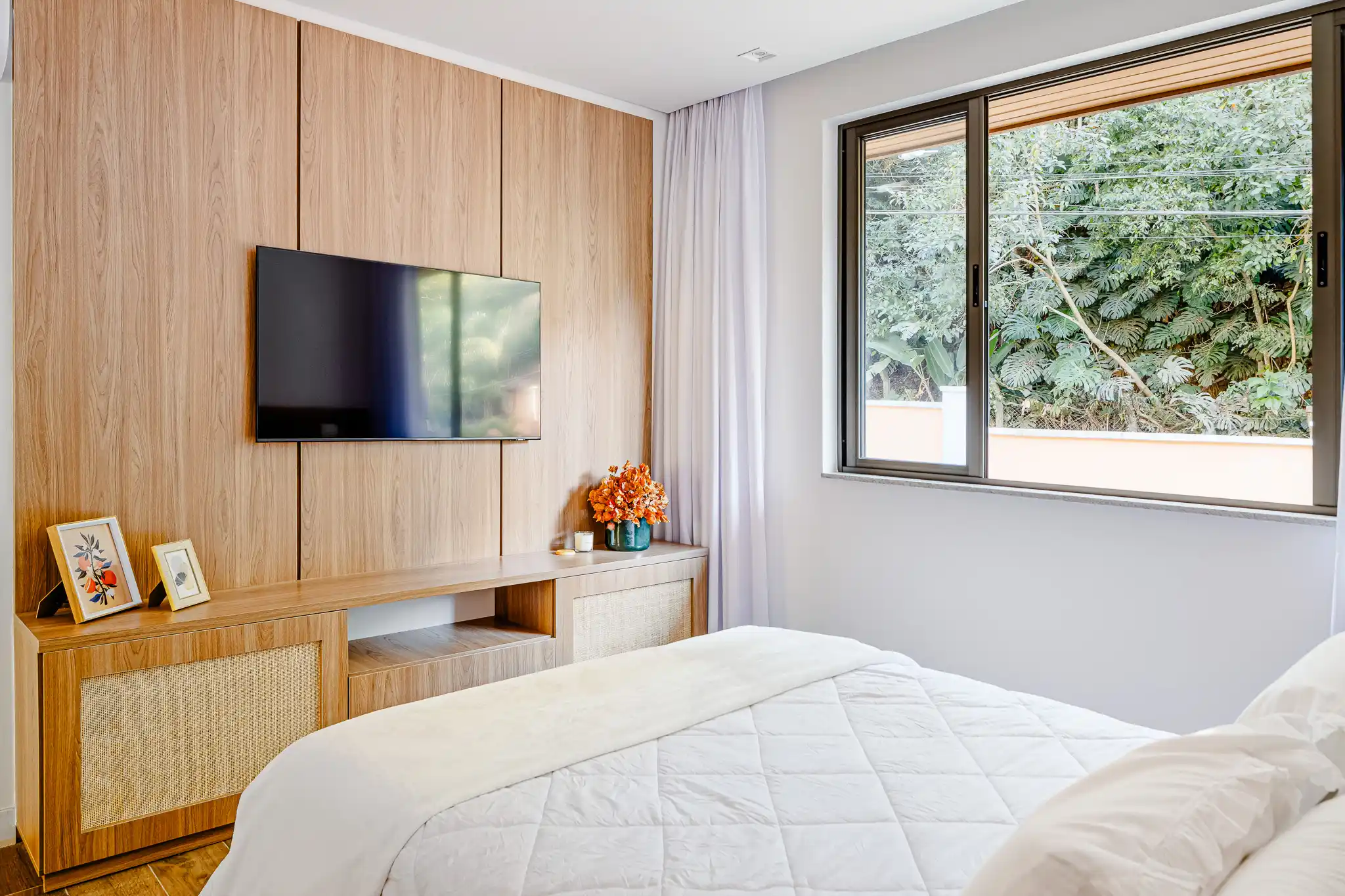 erros comuns instalar tv quarto evitar reflexos