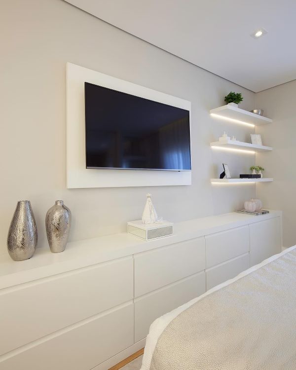 painel ripado ou tv na parede qual melhor quarto