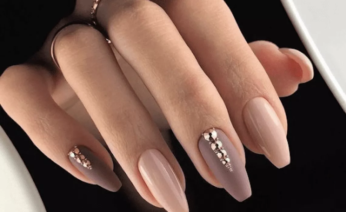 ideias de unhas bailarina decoradas com pedrarias
