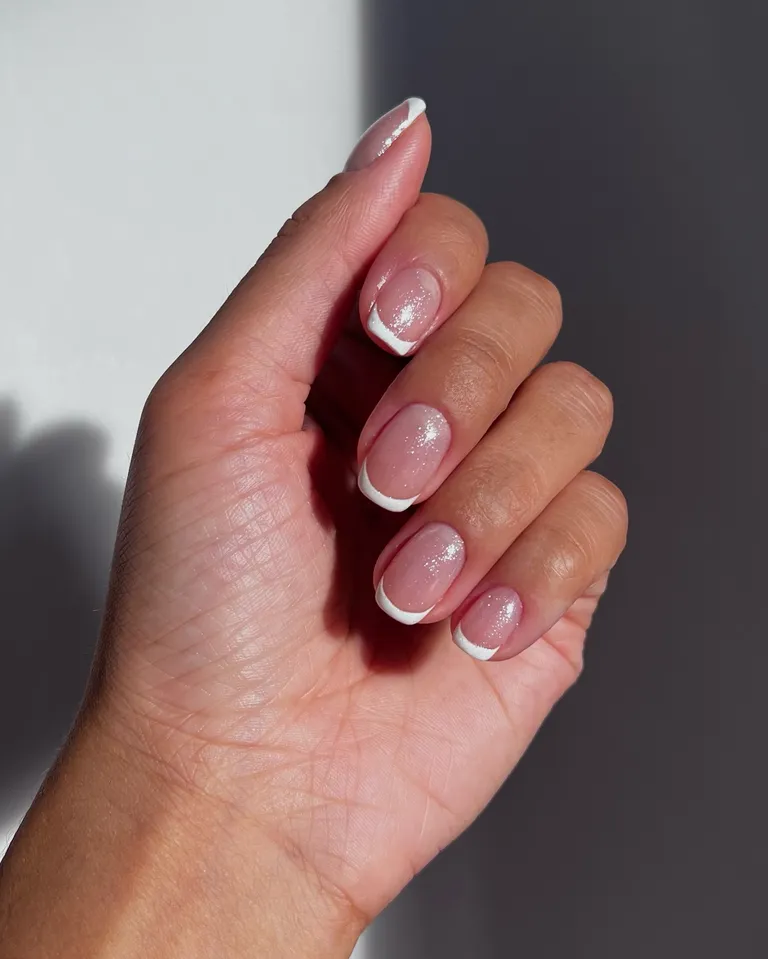 unhas curtas em tons neutros