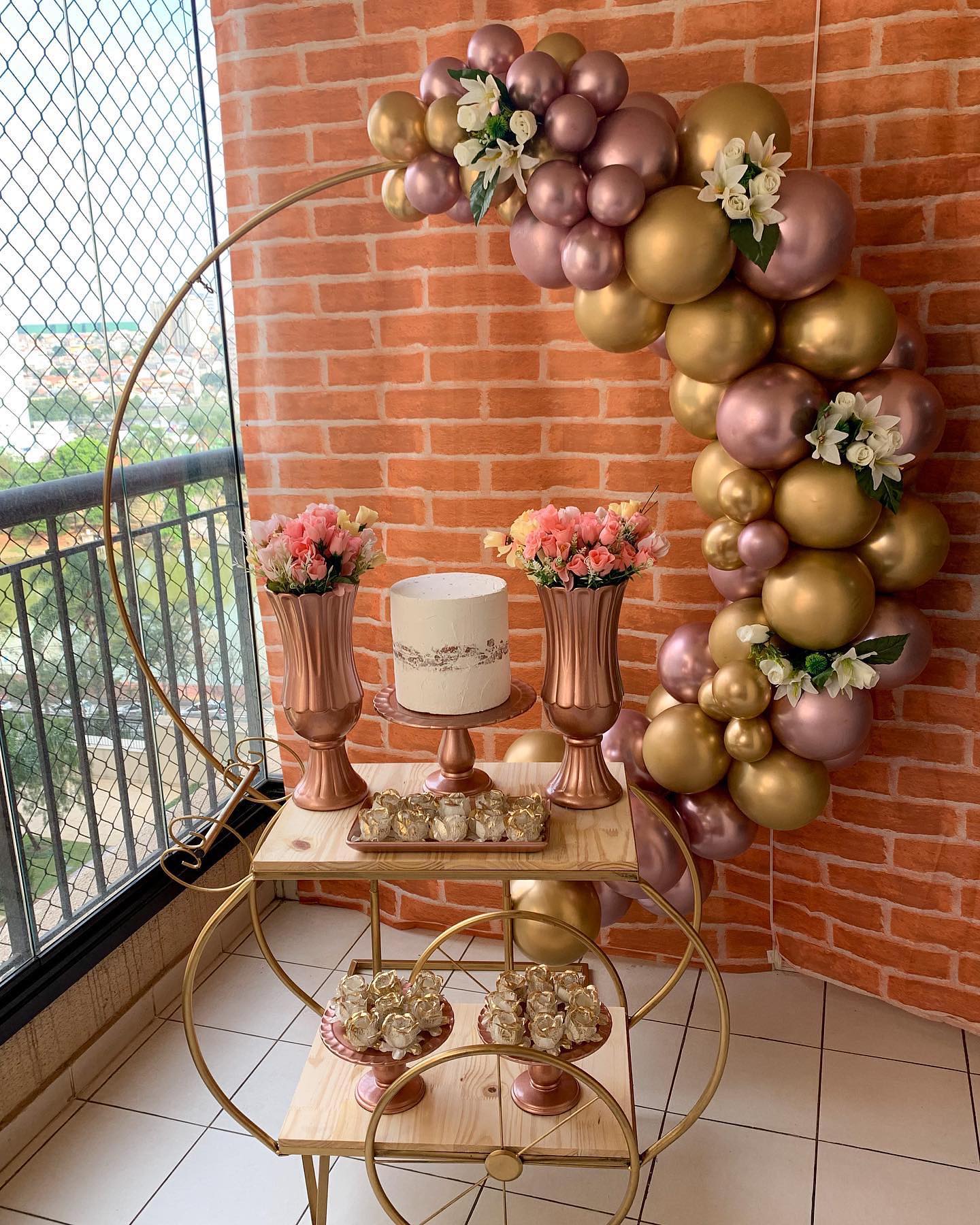 decoração de batizado rosê e dourado