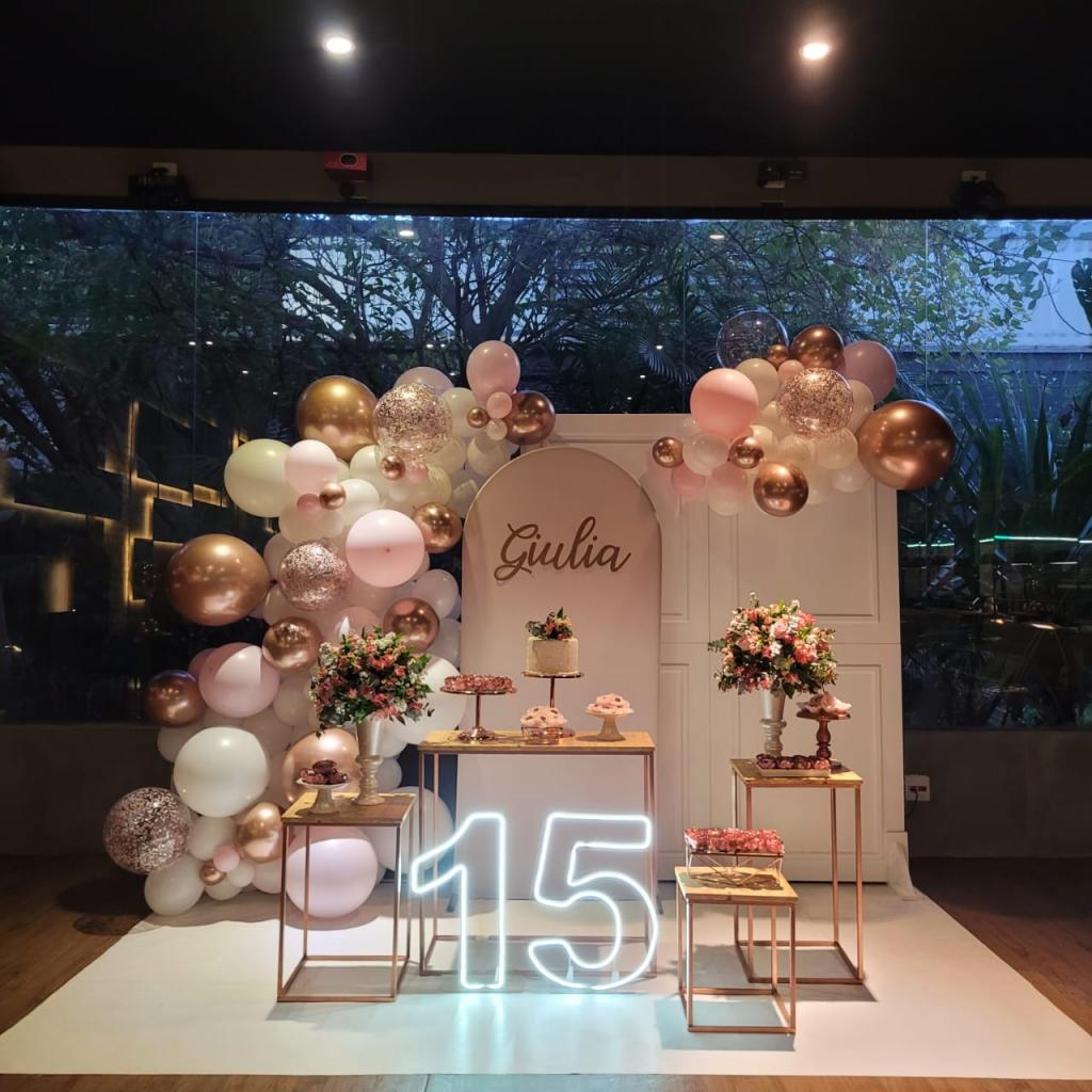 combinação de cores rosê e dourado em eventos