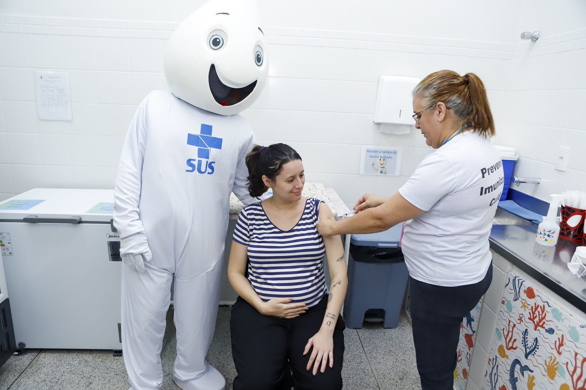 adesivos de parede ou murais pintados para sala de vacina