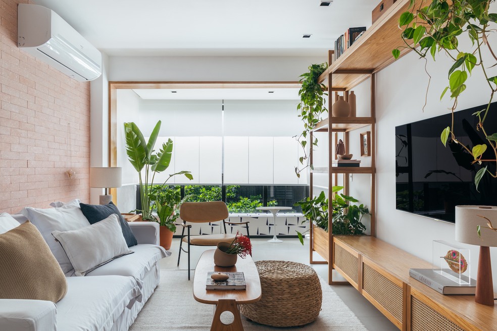 como usar espelhos para alargar sala estreita