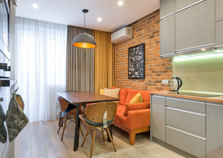 sala pequena planejada vs sala pequena com móveis soltos