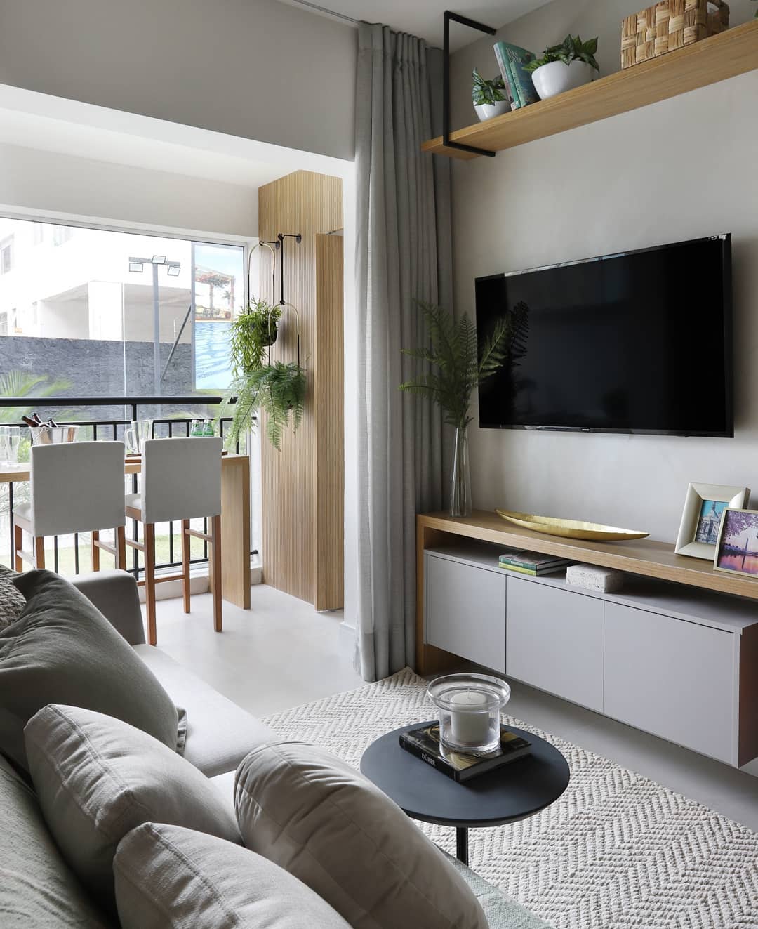 como usar espelhos para ampliar sala pequena de apartamento