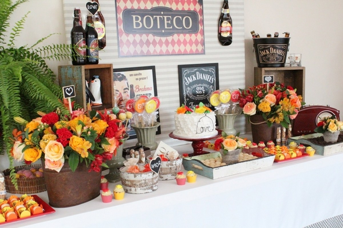 mesa de bolo sertaneja com materiais reciclados