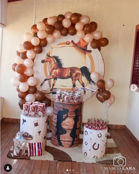 mesa de bolo sertaneja com materiais reciclados