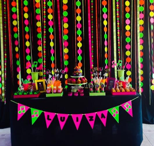 como fazer arco de balões desconstruído para 18 anos